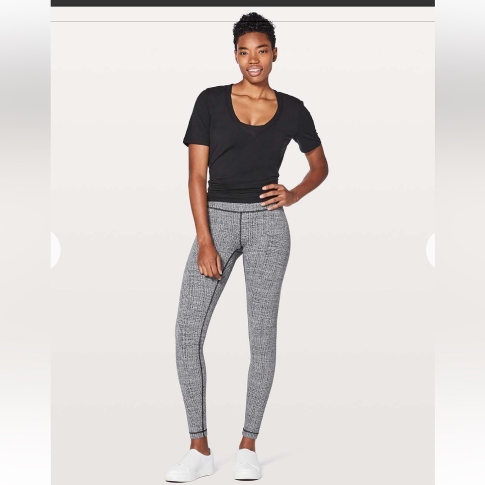 Lululemon Wunder Under Hi-
Rise
Ritual Jacquard Luon Black White size 6